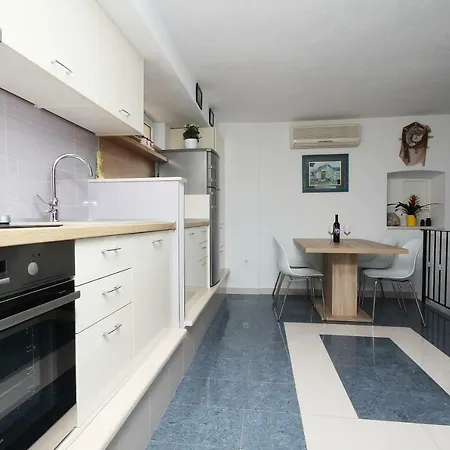 شقة Dalmacija بريلا